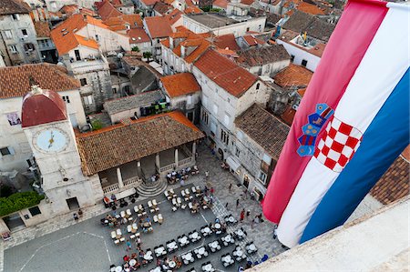 simsearch:700-05451942,k - Kroatische Flagge oben Ivana Paula II Platz, Trogir, Gespanschaft Split-Dalmatien, Kroatien Stockbilder - Lizenzpflichtiges, Bildnummer: 700-05451922