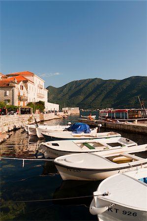 Bateaux amarrés dans le Port de Perast, baie de Kotor, Monténégro Photographie de stock - Rights-Managed, Code: 700-05451976