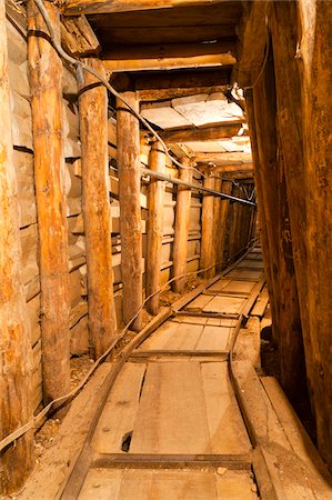 Sarajevo Tunnel d'espoir, Musée de Tunnel de guerre de Sarajevo, Sarajevo, Fédération de Bosnie -Herzégovine, Bosnie-Herzégovine Photographie de stock - Rights-Managed, Code: 700-05452004