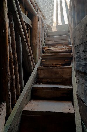 souterrain - Escalier en bois ancien, Sarajevo, Fédération de Bosnie -Herzégovine, Bosnie-Herzégovine Photographie de stock - Rights-Managed, Code: 700-05452005