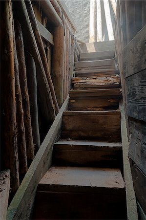 Escalier en bois ancien, Sarajevo, Fédération de Bosnie -Herzégovine, Bosnie-Herzégovine Photographie de stock - Rights-Managed, Code: 700-05452005