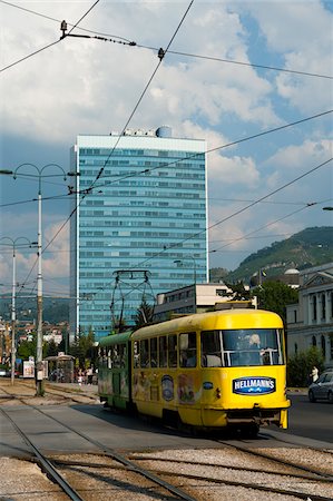 Jaune Tram et le bâtiment du Parlement bosniaque, Sarajevo, Fédération de Bosnie-Herzégovine, Bosnie-Herzégovine Photographie de stock - Rights-Managed, Code: 700-05452007