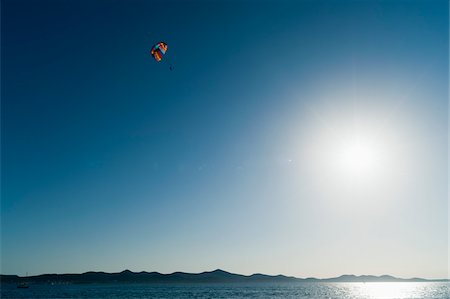 simsearch:700-06669618,k - Parachute et Bright Sun, Zadar, Zadar comté, région Dalmatie, Croatie Photographie de stock - Rights-Managed, Code: 700-05452018