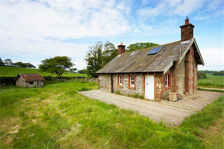 Traditionnelle en pierre construit Cottage avec panneau solaire sur le toit, Dumfries & Galloway, Ecosse, Royaume-Uni Photographie de stock - Rights-Managed, Code: 700-05452126