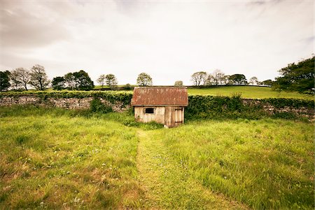 Path Leading to Garden Shed by Stone Wall, Dumfries & Galloway, Scotland, United Kingdom Foto de stock - Direito Controlado, Número: 700-05452131