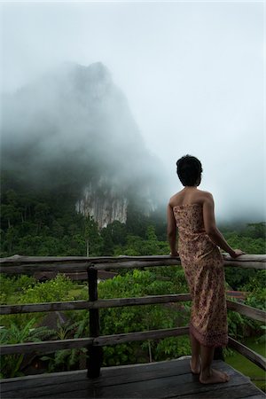 Frau betrachten nebelige Landschaft, Khao Sok Resort, Surat Thani, Thailand Stockbilder - Lizenzpflichtiges, Bildnummer: 700-05560114