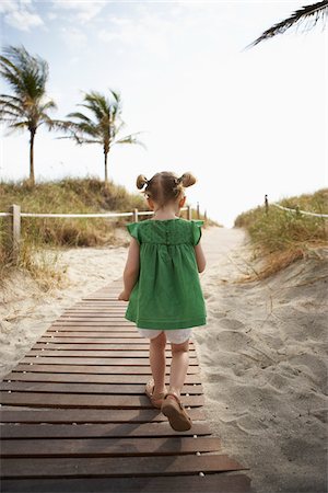 sólo niños - Little Girl Walking on Beach Boardwalk Foto de stock - Con derechos protegidos, Código: 700-05560266