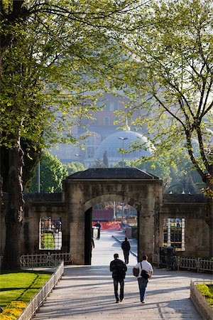 simsearch:700-05389534,k - People Walking Through Gateway, Hagia Sophia, Istanbul, Turkey Fotografie stock - Rights-Managed, Codice: 700-05609466