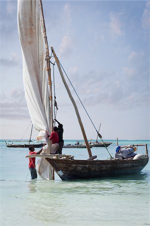 Fishermen on Dhow Preparing to Set Sail, Zanzibar Island, Tanzania Foto de stock - Con derechos protegidos, Código: 700-05609669