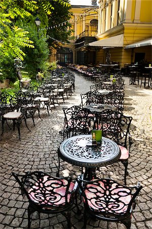 Café en plein air à la Pinacothèque nationale, Sofia, Bulgarie Photographie de stock - Rights-Managed, Code: 700-05609799