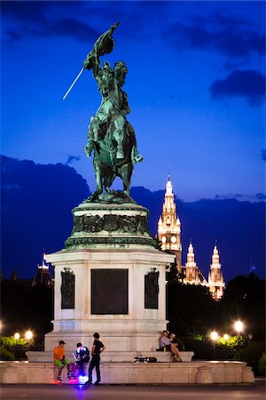 el capitán - Equestrian Statue at Night, Hofburg Palace, Vienna, Austria Foto de stock - Con derechos protegidos, Código: 700-05609886