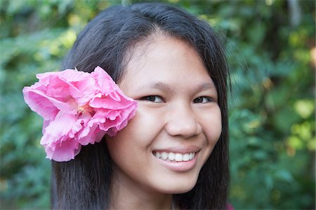 Portrait d'une jeune adolescente avec une fleur dans les cheveux Photographie de stock - Rights-Managed, Code: 700-05641553