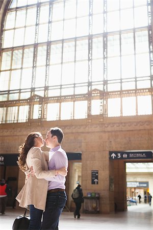 simsearch:700-05641791,k - Couple Kissing in Train Station Foto de stock - Direito Controlado, Número: 700-05641787