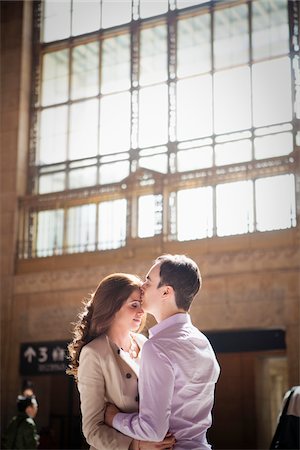 simsearch:700-05641797,k - Couple Kissing in Train Station Foto de stock - Direito Controlado, Número: 700-05641788