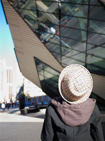 Junge außerhalb der Royal Ontario Museum in Toronto, Ontario, Kanada Stockbilder - Lizenzpflichtiges, Bildnummer: 700-05641844