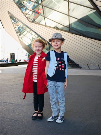 Kids Outside Royal Ontario Museum, Toronto, Ontario, Canada Foto de stock - Direito Controlado, Número: 700-05641846