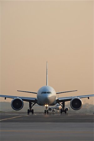 pista de aterrizaje - Plane on Tarmac, Toronto, Ontario, Canada Foto de stock - Con derechos protegidos, Código: 700-05641922