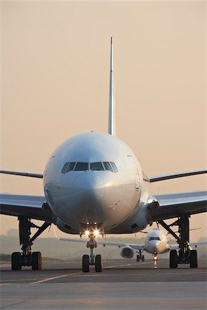 piste d'atterrissage - Avion sur le Tarmac, Toronto, Ontario, Canada Photographie de stock - Rights-Managed, Code: 700-05641923