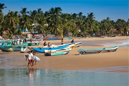 Bateaux de pêche et les surfeurs sur la plage, Arugam Bay, Sri Lanka Photographie de stock - Rights-Managed, Code: 700-05642200