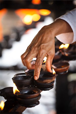 Oil Lamp Offerings at Temple of the Tooth during Kandy Perehera Festival, Kandy, Sri Lanka Foto de stock - Con derechos protegidos, Código: 700-05642280