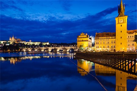 prague castle - Night View, Prague, Czech Republic Foto de stock - Con derechos protegidos, Código: 700-05642369