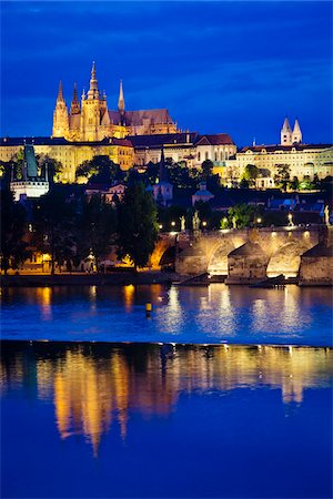 praga - Cathédrale Saint-Guy et le château de Prague dans la nuit, Prague, République tchèque Photographie de stock - Rights-Managed, Code: 700-05642371