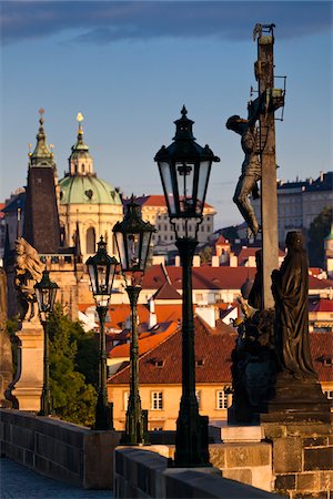 praga - Lampposts and Statues on Charles Bridge, Prague, Czech Republic Foto de stock - Con derechos protegidos, Código: 700-05642412