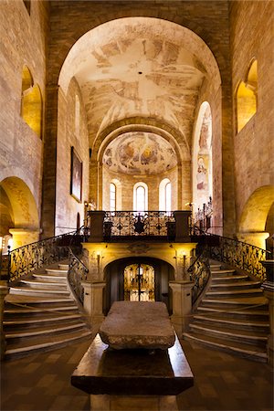 european staircase - Interior of St. George's Basilica, Prague Castle, Prague, Czech Republic Foto de stock - Con derechos protegidos, Código: 700-05642444