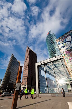 Bord du mur de Berlin et le Centre Sony, Potsdamer Platz, Berlin, Allemagne Photographie de stock - Rights-Managed, Code: 700-05642469