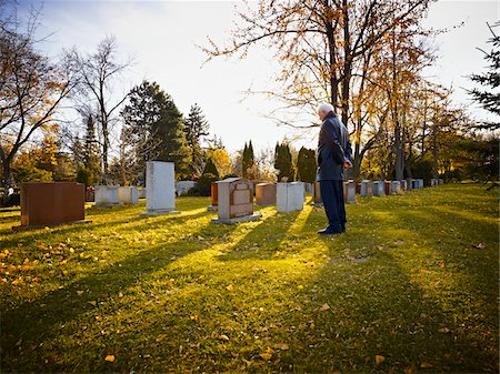 perte (décès) - Homme regardant pierre tombale au cimetière Photographie de stock - Rights-Managed, Code: 700-05656528