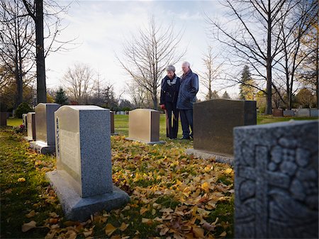 ende - Paar trauernde im Friedhof Stockbilder - Lizenzpflichtiges, Bildnummer: 700-05656531