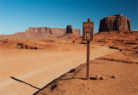 panneau de signalisation - Panneau de limite de vitesse et route à travers la Monument Valley, réservation de la Nation Navajo, Arizona, USA Photographie de stock - Rights-Managed, Code: 700-05756175