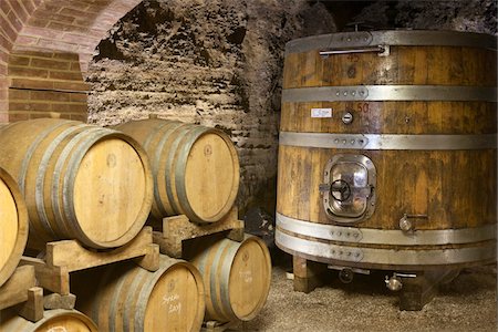 Interior of Wine Cellar, Tuscany, Italy Foto de stock - Con derechos protegidos, Código: 700-05756308