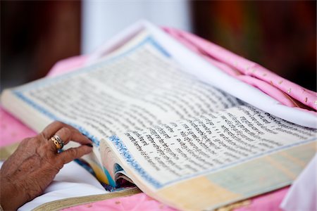 Guru Granth Sahib au cours de la cérémonie de mariage Photographie de stock - Rights-Managed, Code: 700-05756400