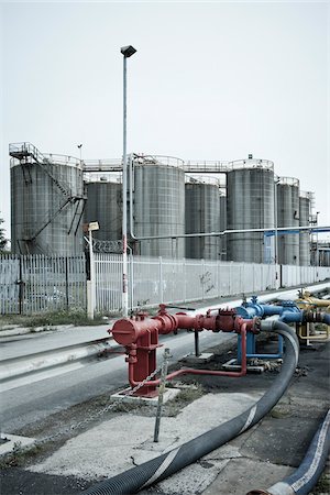 Diriger les lignes et les réservoirs de stockage, Liverpool, Merseyside, Angleterre Photographie de stock - Rights-Managed, Code: 700-05756494