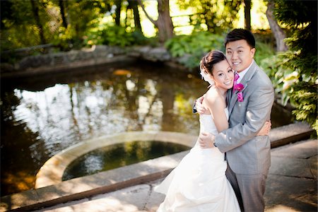 Bride and Groom near Pond Foto de stock - Con derechos protegidos, Código: 700-05786444