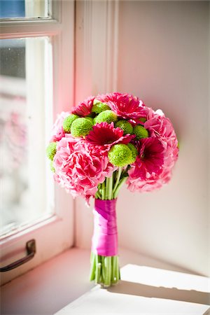 fuchsia - Bouquet de mariage sur le rebord de la fenêtre Photographie de stock - Rights-Managed, Code: 700-05786445