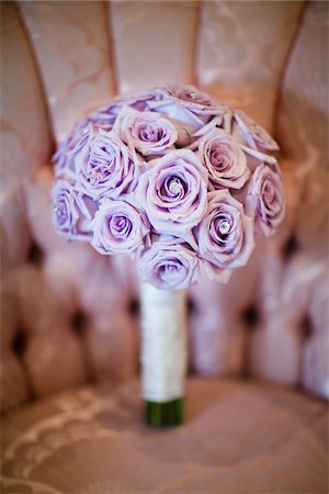 Bouquet de fleurs violettes sur chaise Photographie de stock - Rights-Managed, Code: 700-05786457