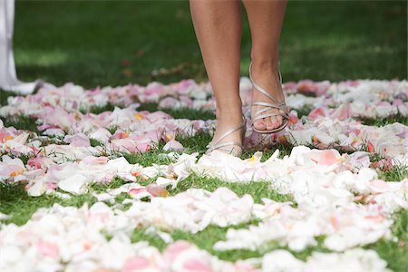 Frau zu Fuß Down Wedding Aisle Stockbilder - Lizenzpflichtiges, Bildnummer: 700-05786590
