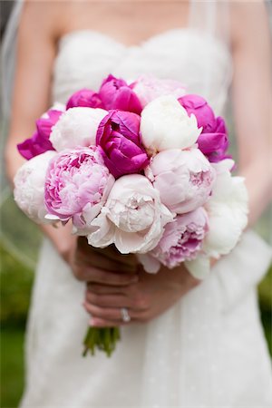 Bride Holding Wedding Bouquet Foto de stock - Con derechos protegidos, Código: 700-05786620