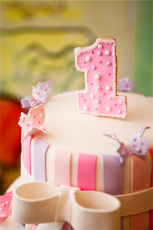 first birthday - Close-Up of Number One on Birthday Cake Foto de stock - Con derechos protegidos, Código: 700-05786684