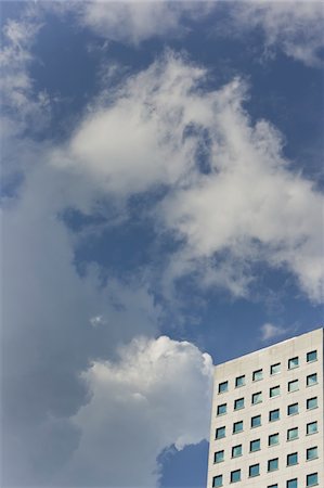 Corner of Building and Blue Sky with Clouds Foto de stock - Con derechos protegidos, Código: 700-05781026