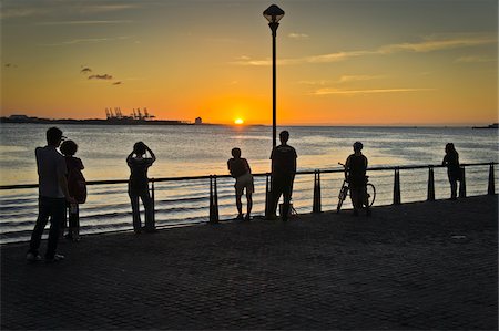 People Watching Sunset, Tamsui District, New Taipei City, Taiwan Foto de stock - Con derechos protegidos, Código: 700-05781031