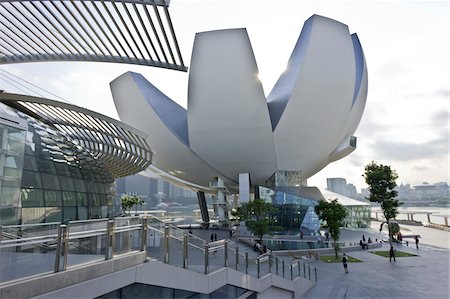 exterior modern architecture - ArtScience Museum at Marina Bay Sands, Singapore Foto de stock - Con derechos protegidos, Código: 700-05781032