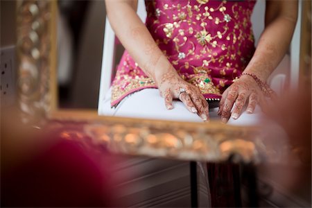 reflejo (espejo) - Bride's Hands Decorated with Mendhi Foto de stock - Con derechos protegidos, Código: 700-05803132