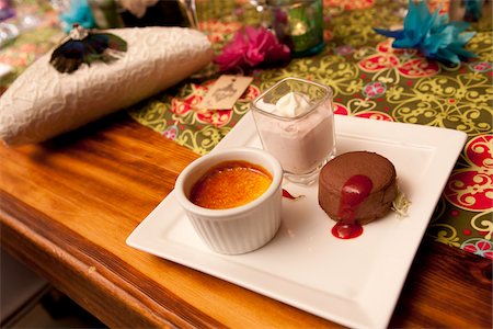 Erdbeer-Mousse, Creme Brulee und Schokolade Dessert Stockbilder - Lizenzpflichtiges, Bildnummer: 700-05803291