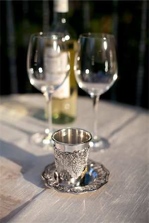 Silver Cup and Wine Glasses Foto de stock - Con derechos protegidos, Código: 700-05803348