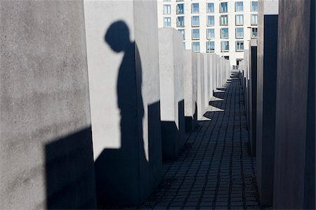 pesar - Shadow of Boy at Memorial to the Murdered Jews of Europe, Berlin, Germany Foto de stock - Con derechos protegidos, Código: 700-05803418