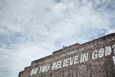 Sign on Abandoned Building, Liverpool, England Foto de stock - Con derechos protegidos, Código: 700-05803632