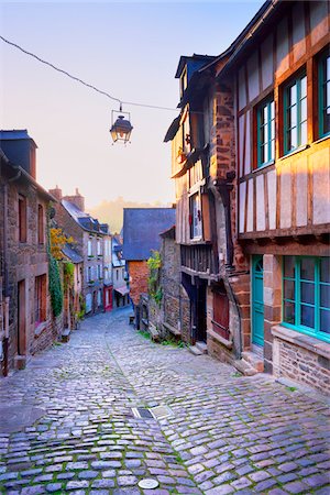 fachwerk - Dinan bei Sonnenaufgang, Cotes-d ' Armor, Bretagne, Frankreich Stockbilder - Lizenzpflichtiges, Bildnummer: 700-05803752